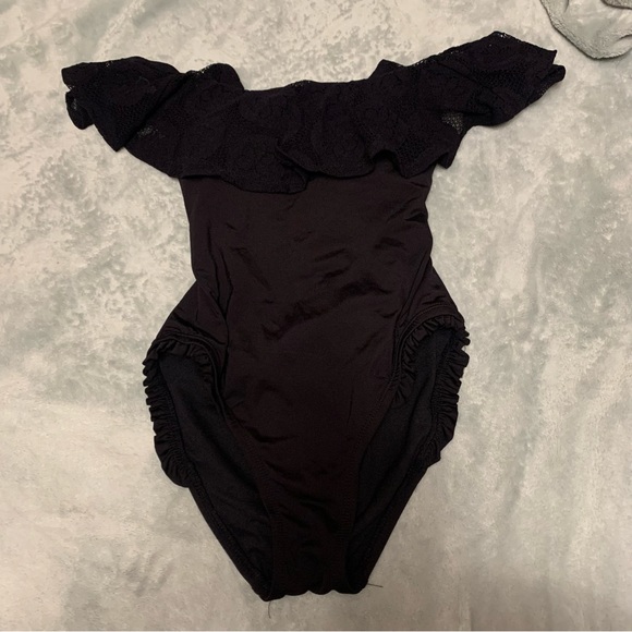 Size 6 black one piece swimsuit - Picture 1 of 2
